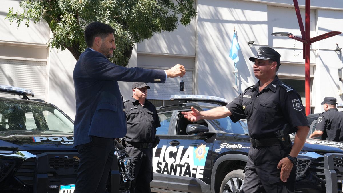 Los logros de la policía de Santa Fe no parecen tan rotundos como enfatiza el gobernador. En 2025 los homicidios volvieron a aumentar en la provincia con 210 hechos registrados, mientras en 2024 hubo 180.