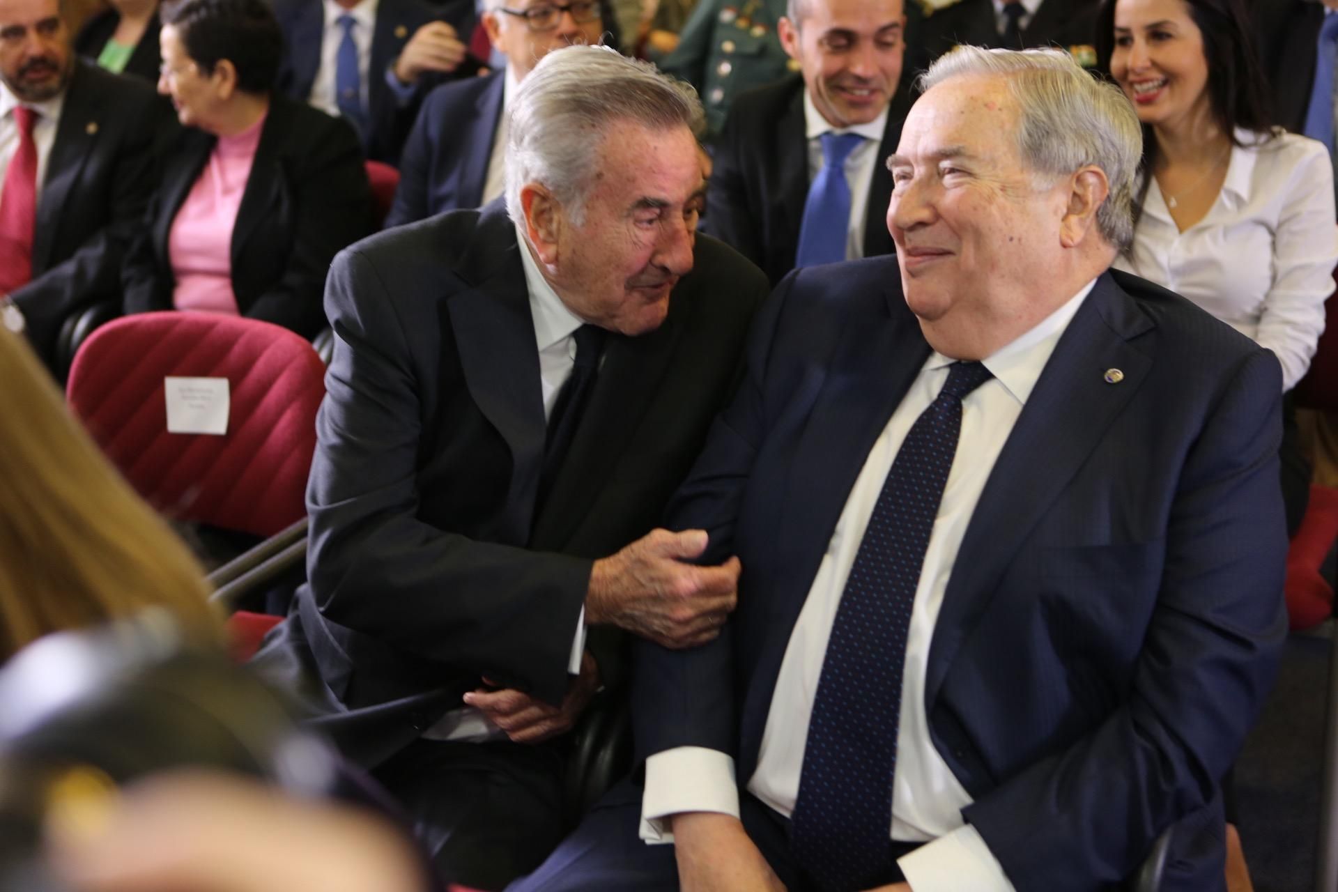 Manuel Hermoso y Jerónimo Saavedra en la toma de posesión de los nuevos consejeros del Gobierno de Canarias