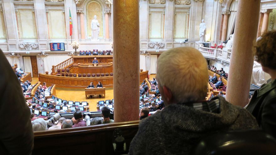 Varios asistentes observan el interior del Parlamento portugués.EFE/ Cynthia De Benito/Archivo