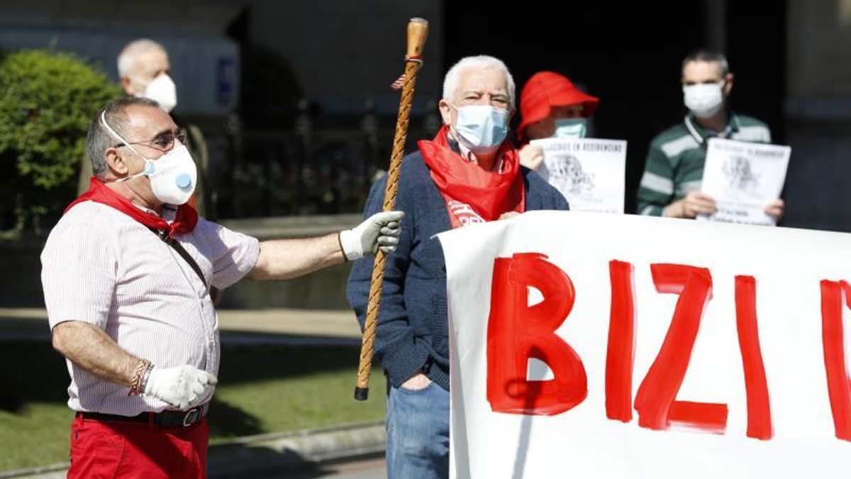 Miembros del movimiento de Pensionistas de Bizkaia este lunes en la concentración frente a la sede de la Diputación Foral contra la situación en las residencias.