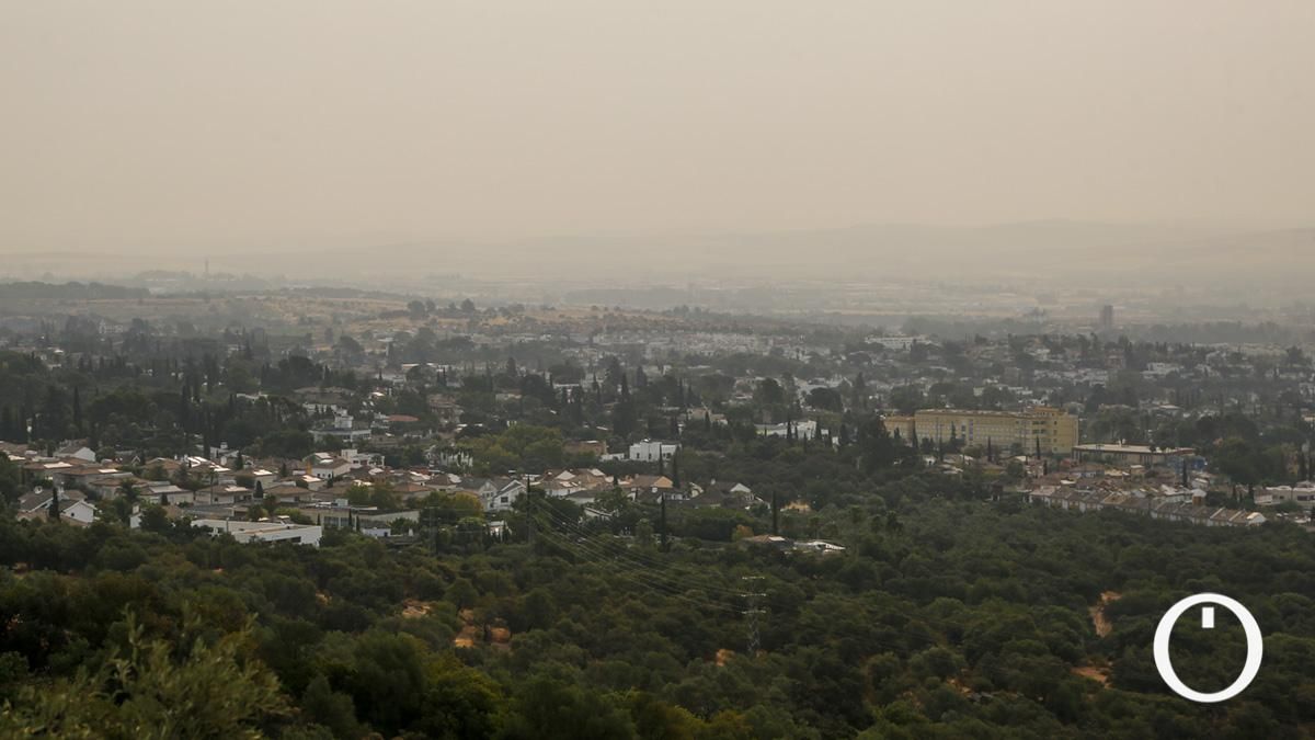 El humo de los incendios cubre de nuevo el cielo de Córdoba