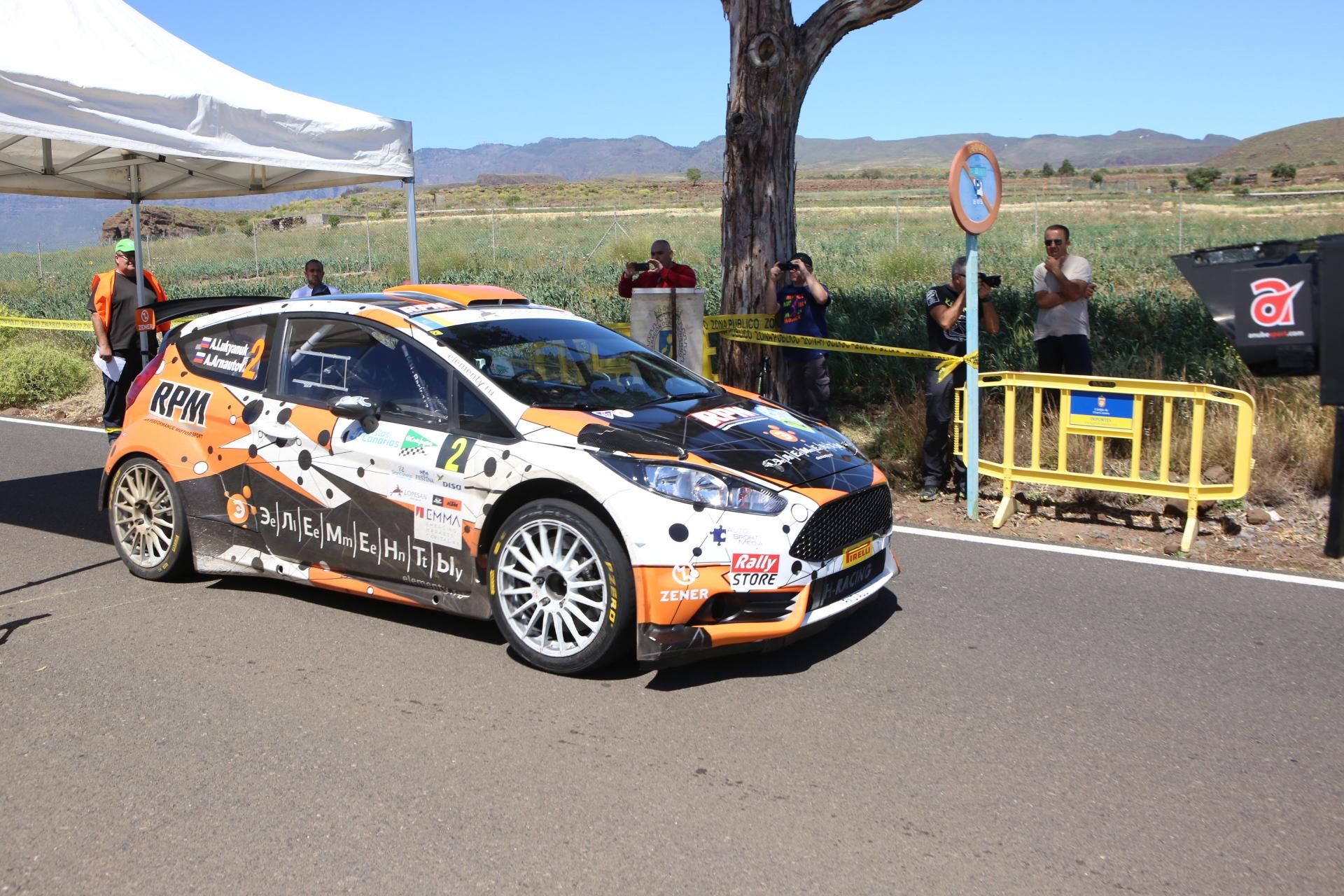El Ford Fiesta del rusoAlexey lukyanuk en la salida del tramo de Santa Lucía. (Alejandro Ramos).