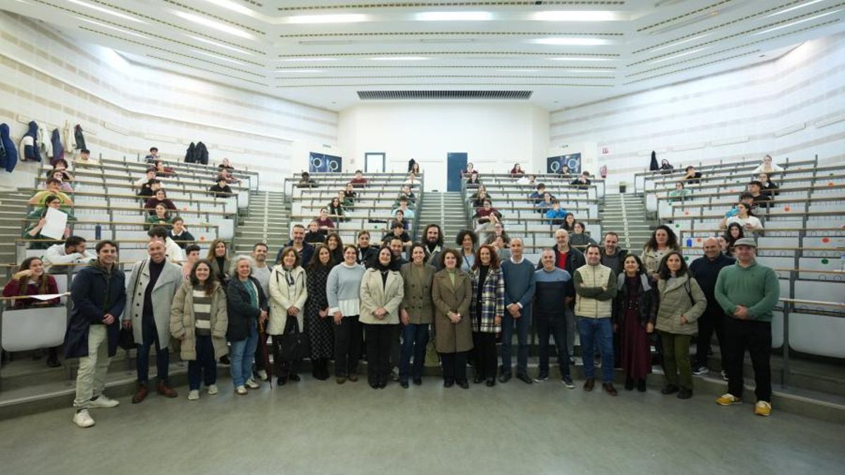 Autoridades, profesorado y alumnado, durante la inauguración de las Olimpiadas de Química 2026 en el campus de Rabanales