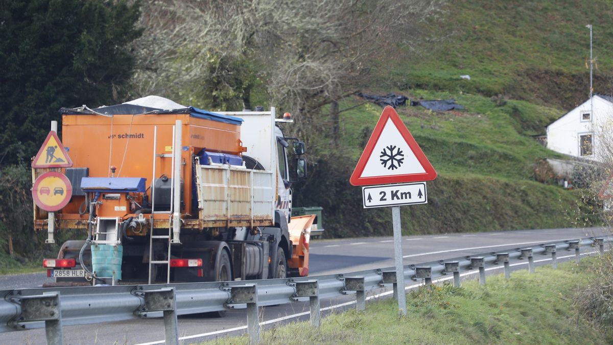 Doce carreteras cortadas y otras 20 afectadas por el temporal de nieve y hielo