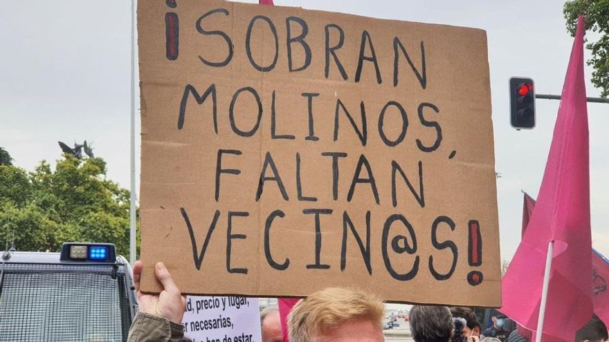 "¡Sobras molinos, faltan vecin@s!": uno de los carteles que se pudo leer en la marcha en Madrid del mes de octubre contra los macroproyectos energéticos de renovables.