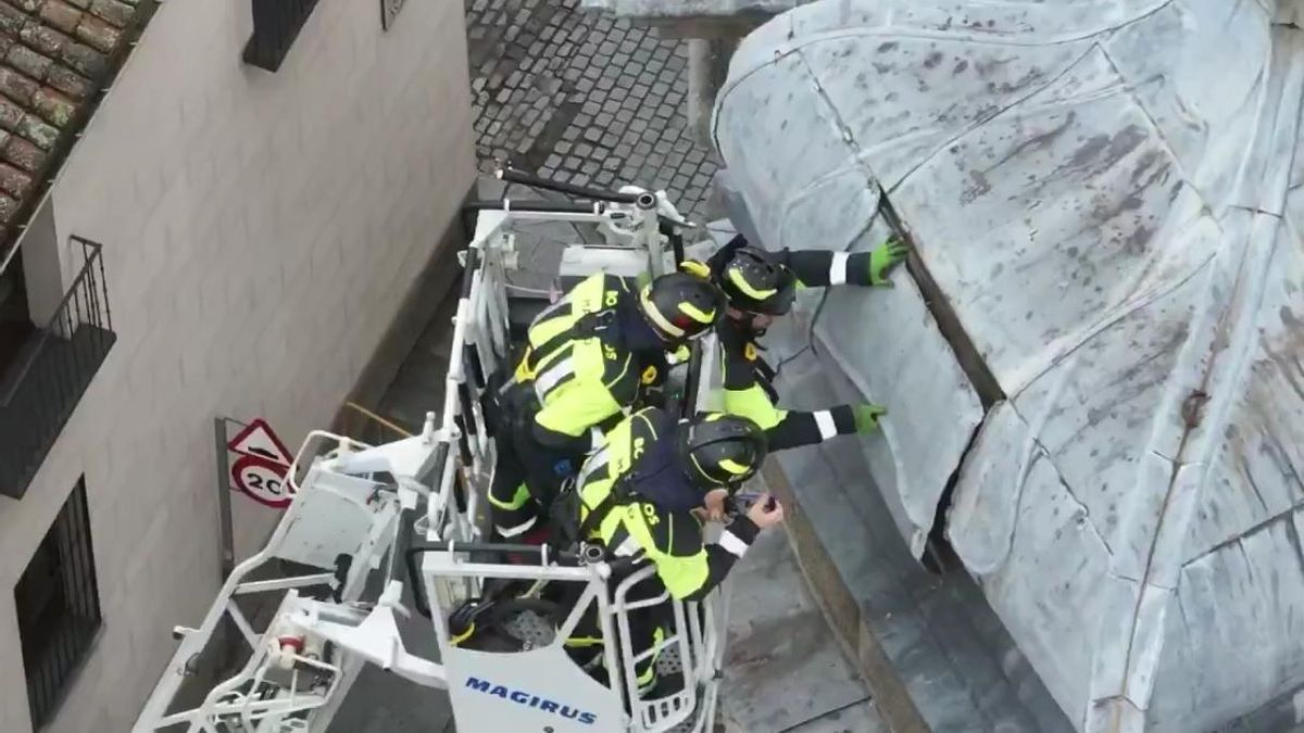 El cuerpo de bomberos durante la intervención en la basílica de San Miguel