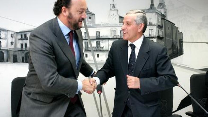 Carlos S. Campillo / ICAL El alcalde de León, Emilio Gutiérrez, firma un convenio de colaboración con el director ejecutivo de la Federación Española de Bebidas Espirituosas (FEBE), Bosco Torremocha García, para la promoción del consumo responsable de bebidas alcohólicas