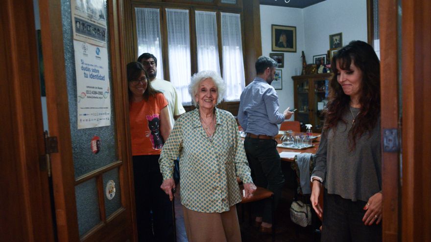 Las últimas Abuelas de Plaza de Mayo se organizan, los nietos toman el relevo y los bisnietos hacen preguntas