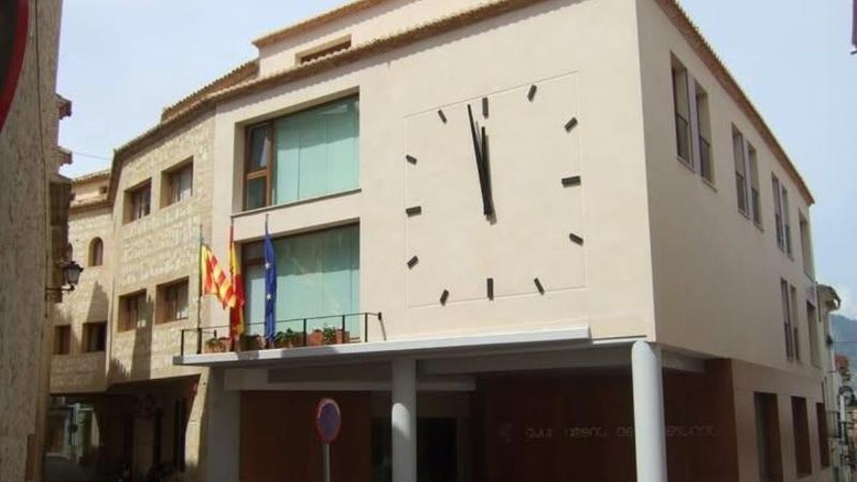 Finestrat usa una treta administrativa para no dar a la oposición detalles de la comisión de servicios de la pareja de Pérez Llorca