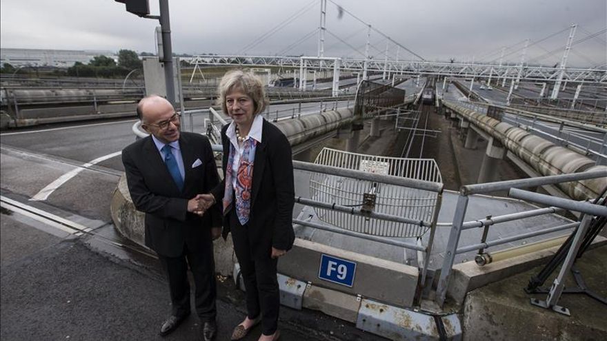 París y Londres elevan el tono contra las redes de tráfico de inmigrantes