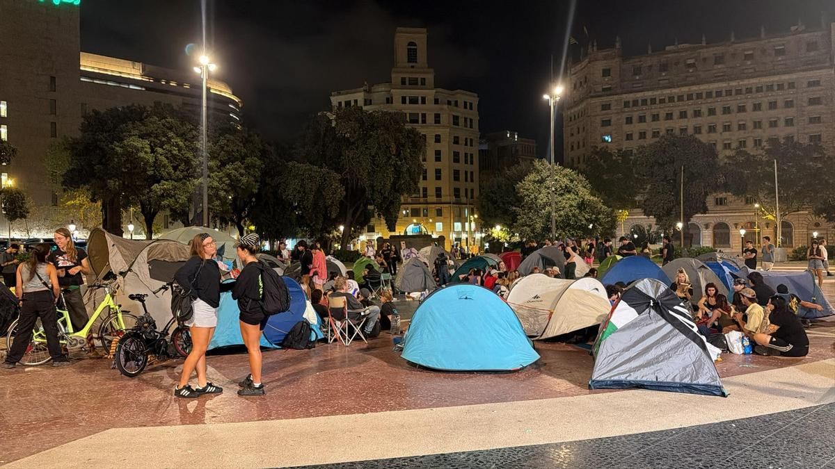 Las tiendas de campaña sobre el suelo de plaça Catalunya, este martes