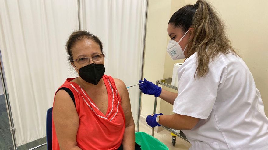 El número de inmunizados en Canarias supera al de casos acumulados de COVID en 68.587 personas