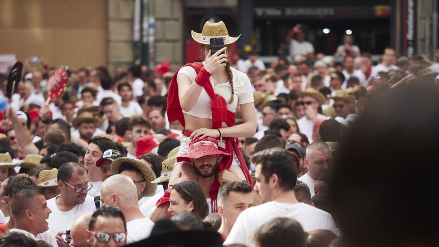Miles de personas se concentran en la Plaza Consistorial para vivir el chupinazo con el que dan comienzo los Sanfermines.