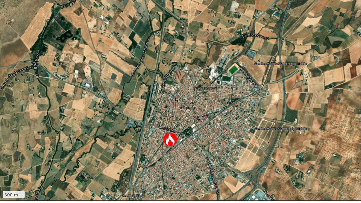 Un incendio en un garaje comunitario obliga al desalojo de 20 viviendas en Malagón, sin daños personales
