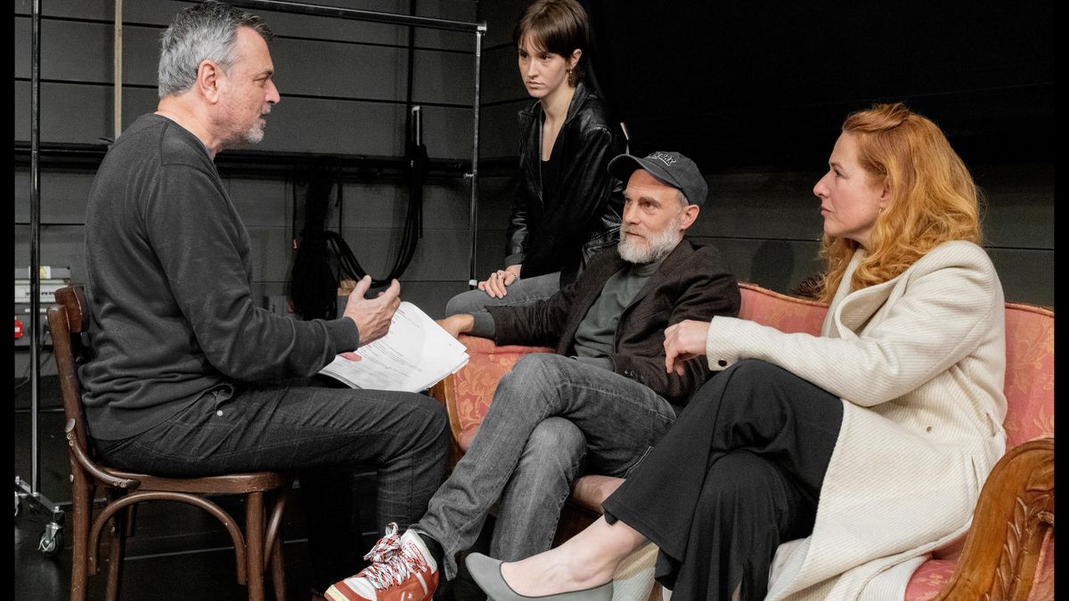 Ernesto Caballero junto a los actores en un ensayo de 'Tras el ensayo'
