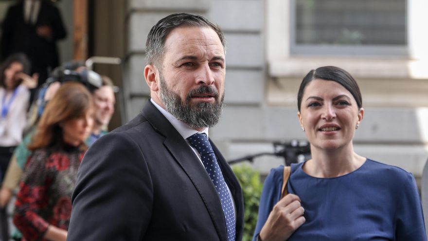 Archivo - El líder de VOX, Santiago Abascal, y Macarena Olona(diputada por Málaga), tras posar en la foto de familia de los 24 diputados electos de la formación para la XIII legislatura de España.
