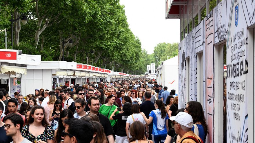 Miles de visitantes recorren las casetas de la Feria del Libro de Madrid. EFE / Victor Lerena/ Archivo