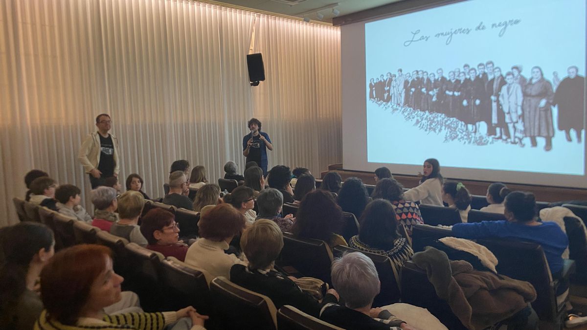 Rober Astorgano presenta su documental Las Mujeres de Negro a familias de alumnos