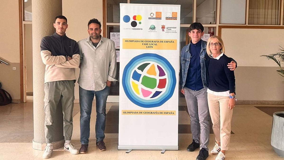 Diego Contreras (derecha) junto a su tutora, Carmen Fraile, en la Olimpiada Geografía celebrada en la Universidad de León.