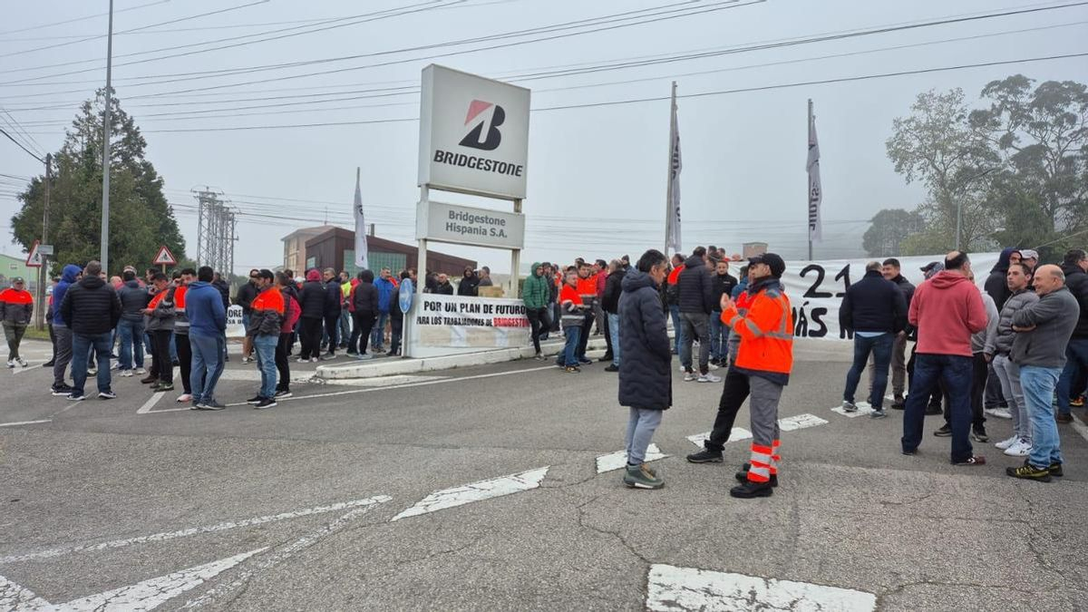 Primera jornada de huelga en la fábrica de Bridgestone de Puente San Miguel (Cantabria).