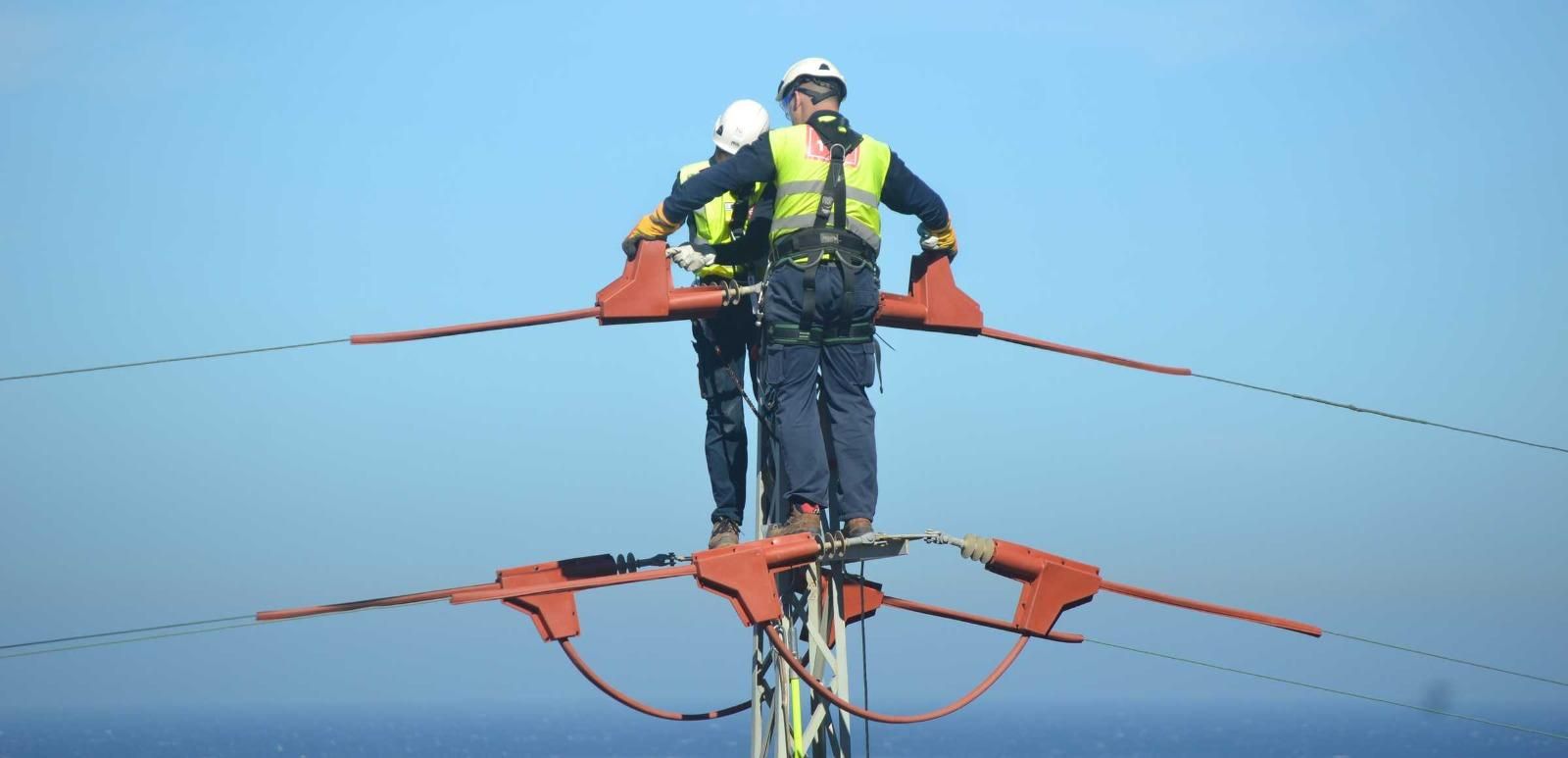 Operarios trabajando en una torreta.