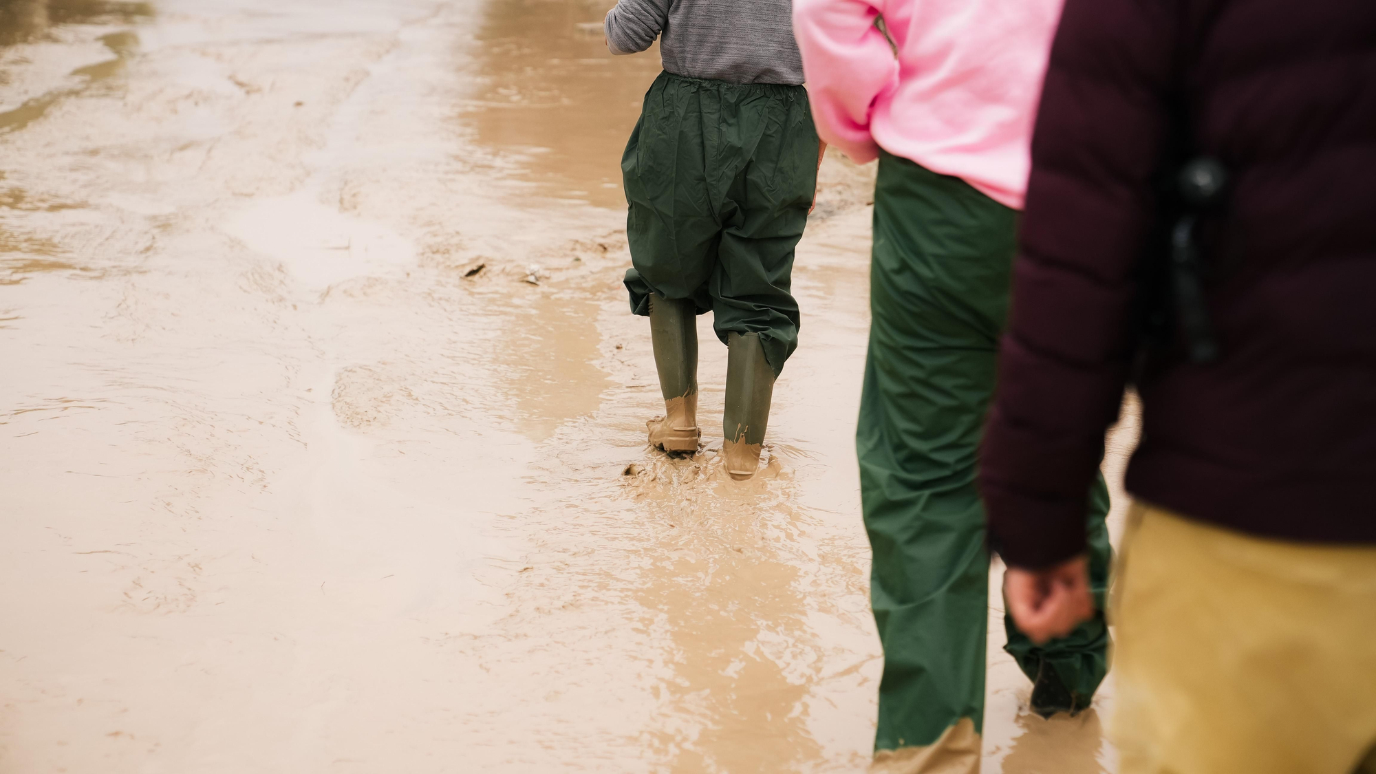 El lodo y el barro, dentro de las parcelas de las calles Perdiz y La Tórtola