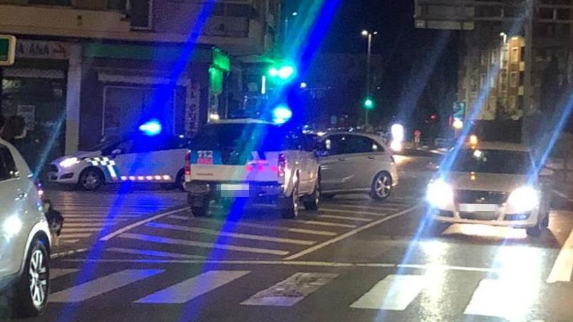 Imagen de una actuación policial nocturna en León cerca de la calle Pendón de Baeza.