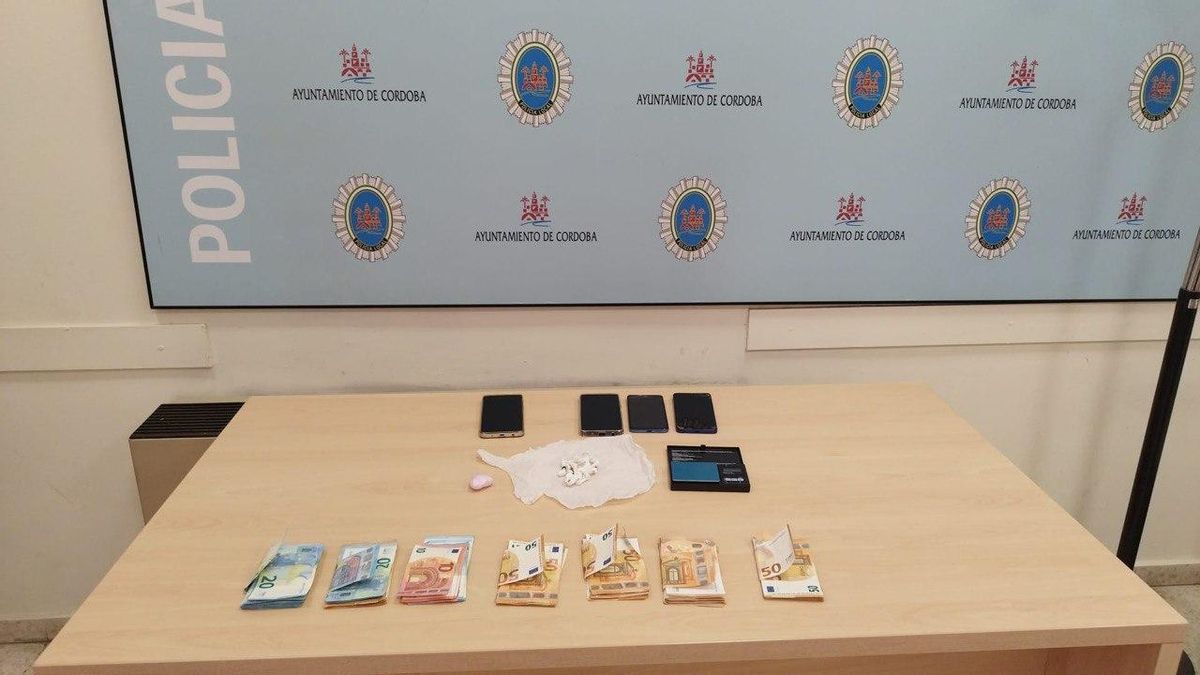 Droga, dinero y material intervenidos al detenido.
