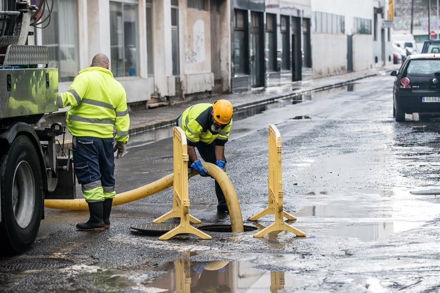 Un intenso chaparrón ha caído este sábado en Arrecife causando desperfectos. EFE/ Javier Fuentes