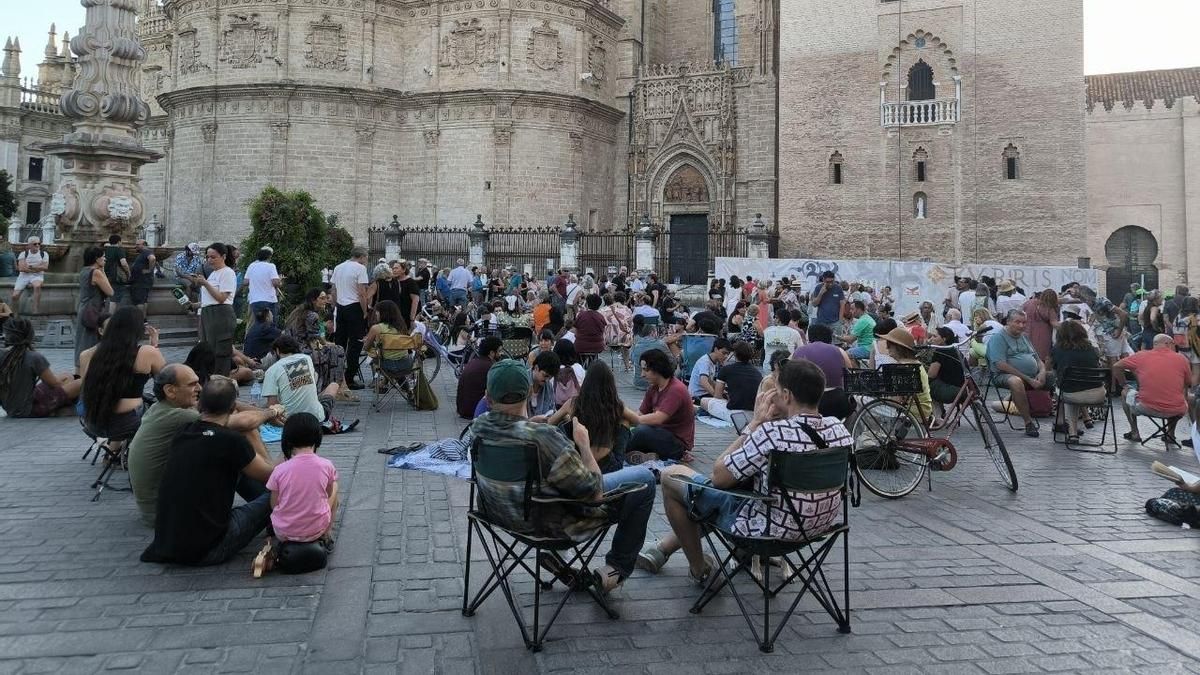 La plaza Virgen de los Reyes, con la Giralda, fue el lugar escogido para una protesta espontánea ciudadana en contra del evento privado que cerró el espacio el pasado jueves.