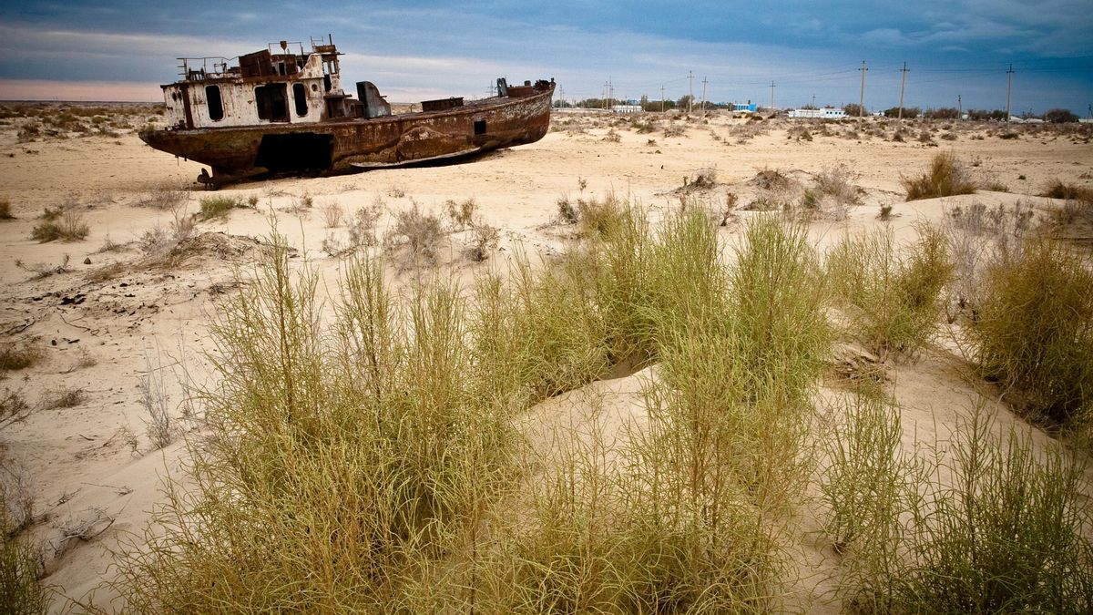 Buque varado en el mar de Aral