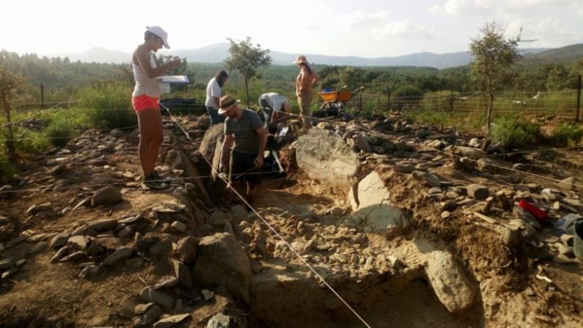 Hernán-Pérez desentierra los secretos de 6.000 años de historia en la necrópolis de Pradocastaño
