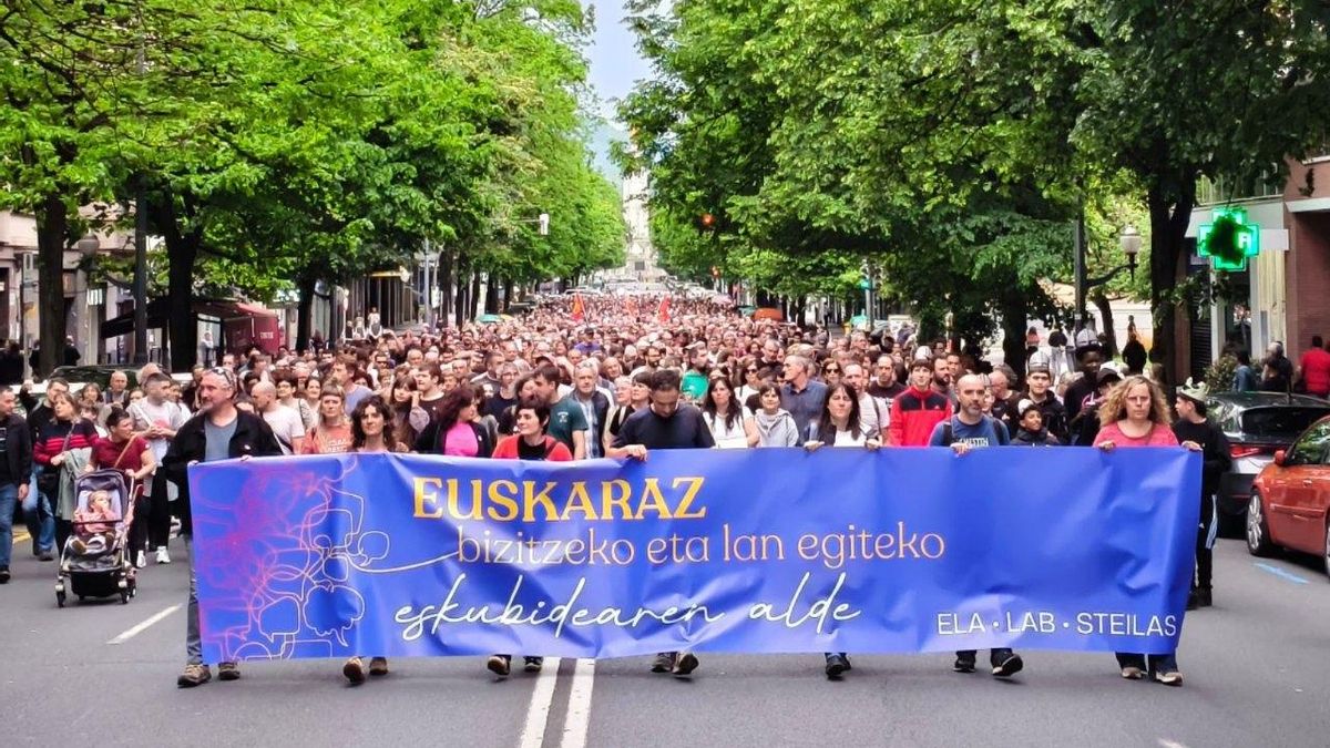 Miles de personas claman en Bilbao por el derecho a "vivir y trabajar en euskera" convocados por la mayoría sindical