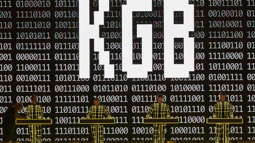 KGB, Scotland Yard, Interpol, Deutsche Bank o el FBI asoman en 'Computer World' para recordarla relación entre el "crimen" y los "viajes", entre el "dinero" y "la gente"