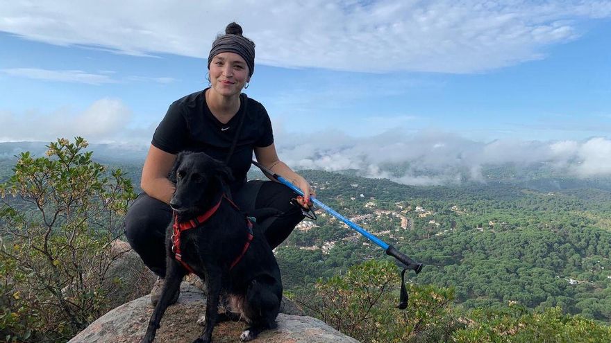 Cristina Gamero y su perra Carmela.