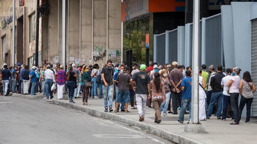 Un grupo de personas hacen fila en una calle el pasado 1 de junio del 2020 en Caracas (Venezuela).