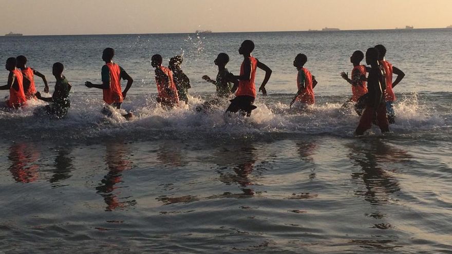 Impulsan desde Euskadi una escuela para que quienes sueñan con ser estrellas del fútbol en Senegal no dejen atrás sus estudios