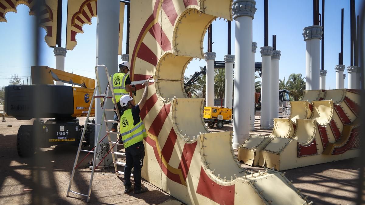 Comienza el montaje de la portada de la feria 2026