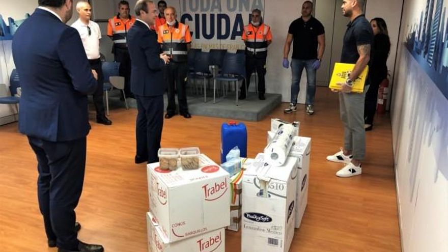 Imagen del acto de entrega del material.