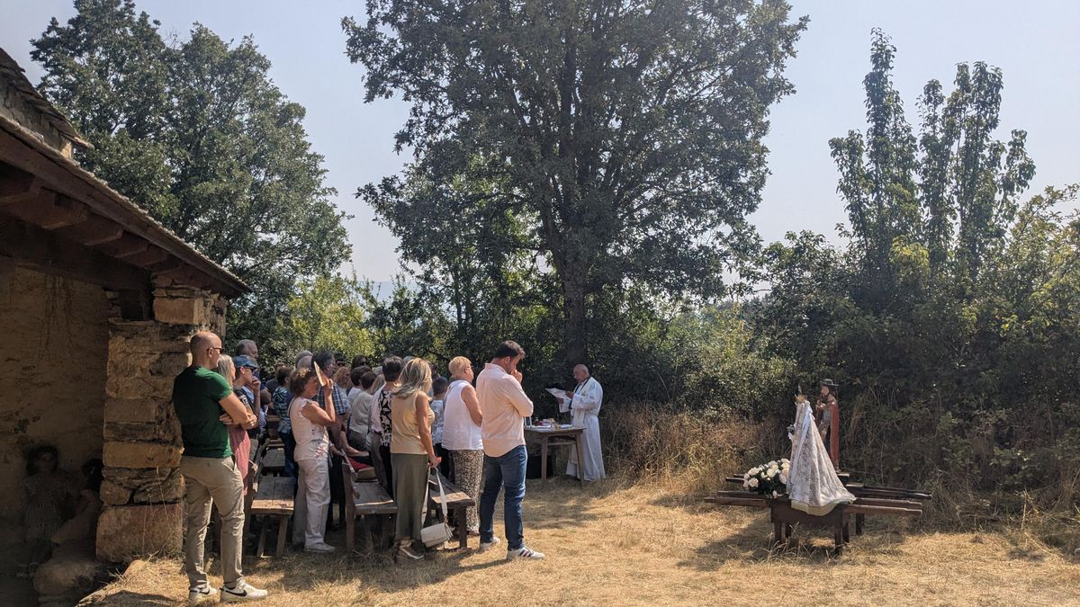 El estado de la ermita de Valdavido ha obligado a realizar las misas en el exterior.