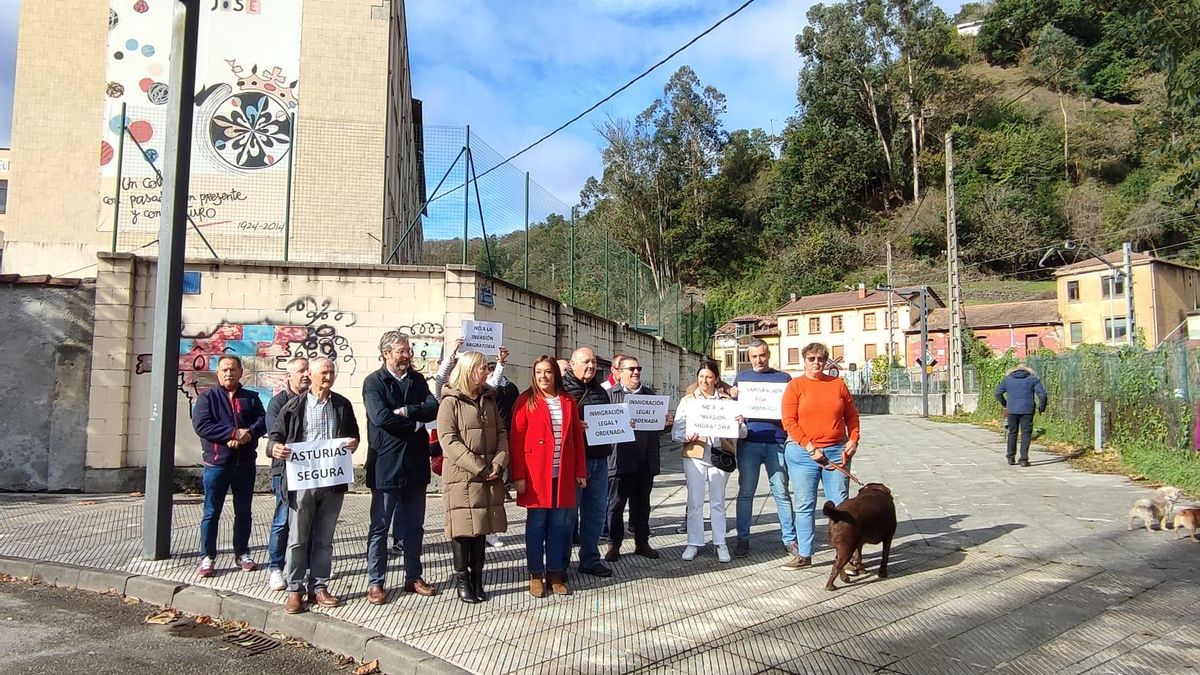 Los diputados de Vox y sus simpatizantes ante el Colegio San José de Sotrondio