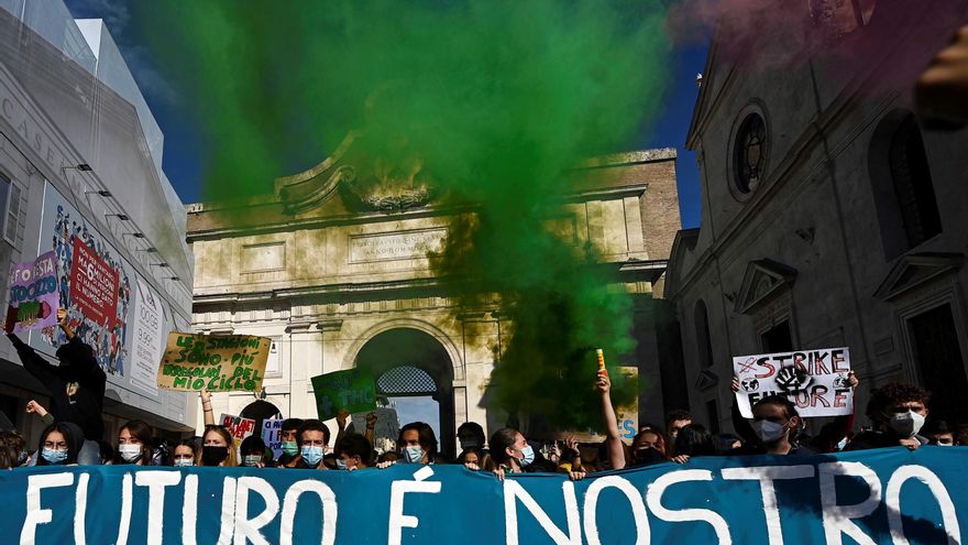 Simpatizantes de Fridays For Future reclaman acciones contra el cambio climático en Roma