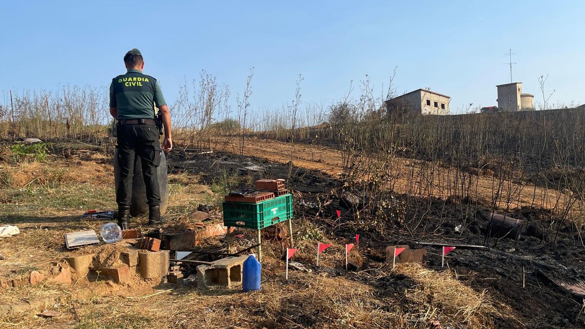 Hoguera y rudimentaria barbacoa donde un hobmre de 75 años originó presuntamente el incendio del domingo.