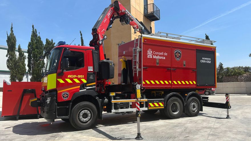 Dos morts i vuit bombers ferits en un incendi en un bloc de cases de Magaluf