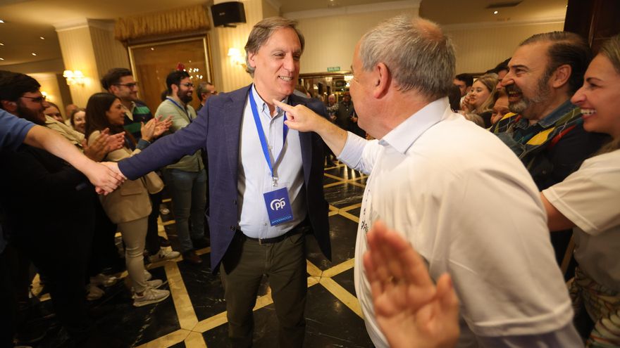 El candidato del PP y actual alcalde, Carlos García Carbayo (i), ha recuperado para los 'populares' la mayoría absoluta.