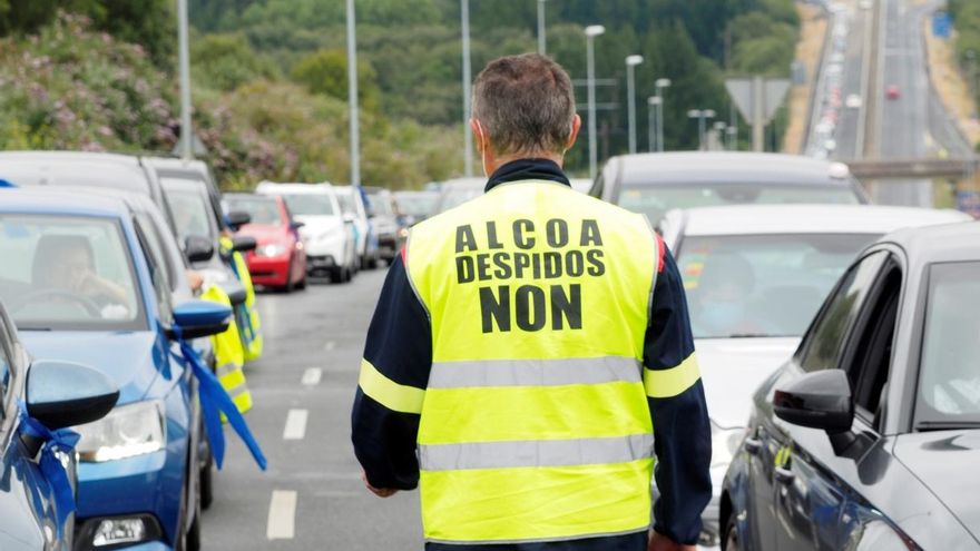 Trabajadores de la factoría de Alcoa San Cibrao.