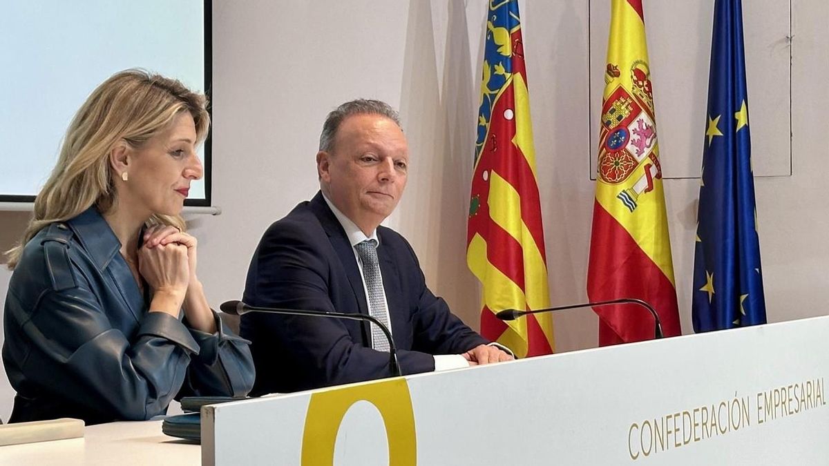 La vicepresidenta Yolanda Díaz junto al presidente de la Confederación Empresarial de la Comunidad Valenciana, Salvador Navarro.