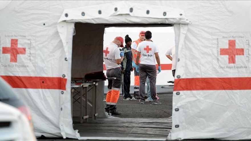 Rescatan a 49 inmigrantes a bordo de una patera al sur de Gran Canaria