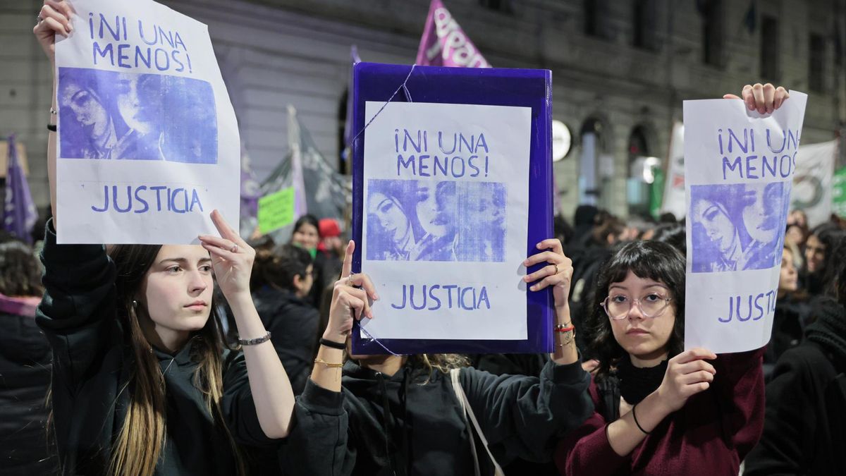 La movilización contó con la participación de cientos de personas, incluyendo un gran número de autoconvocados y numerosas organizaciones sociales y políticas y colectivos feministas, que cortaron la avenida Rivadavia, una de las arterias principales de la ciudad.