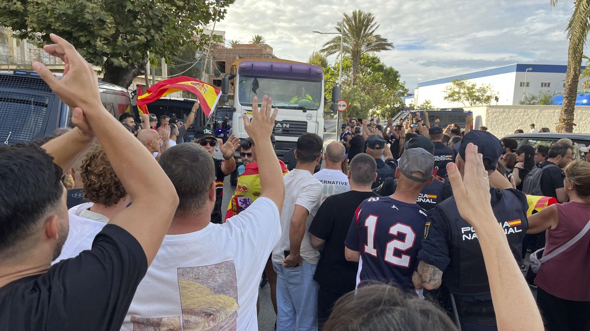 Manifestantes impiden la entrega de comida a los migrantes el 27 de agosto en la playa del Trampolín, Ceuta.